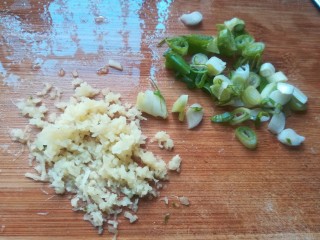 6、年味~腊肠青菜饭,姜切末,葱切碎。