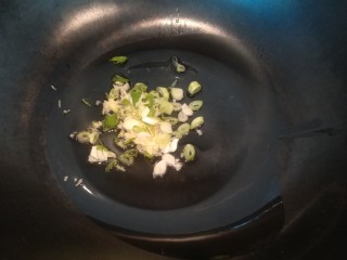 7、年味~腊肠青菜饭,炒锅开小火,倒入两勺植物油。小火慢炒出香味。