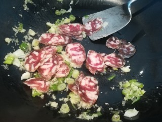 8、年味~腊肠青菜饭,倒入切好的腊肠。