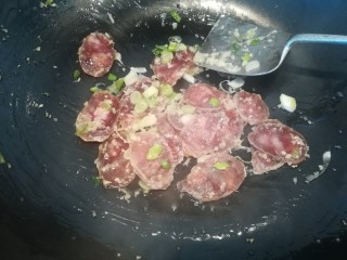 9、年味~腊肠青菜饭,略翻炒变色就可以了。