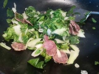 11、年味~腊肠青菜饭,翻炒至青菜变色变软。