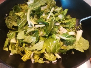 10、年味~腊肠青菜饭,倒入切好的青菜。