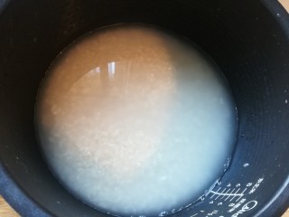 13、年味~腊肠青菜饭,电饭煲中加入水,要比平时煮饭的水略少一点,因为青菜炒的时候也出了一些水。