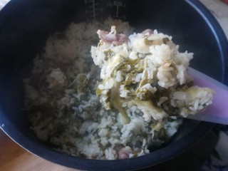 15、年味~腊肠青菜饭,按下电饭锅的煮饭键,至程序结束。打开锅盖,把饭和菜翻匀,淋入少许香油,再次按下煮饭键闷5到10分钟。