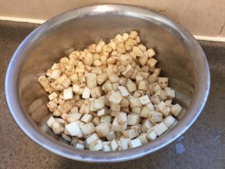 4、番茄茄丁肉酱拌面,茄子切丁,加盐抓匀,腌10-15分钟。