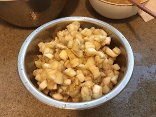 5、番茄茄丁肉酱拌面,茄子腌过后会出水,用水冲洗之后,捞出茄子丁,挤干水分,备用。