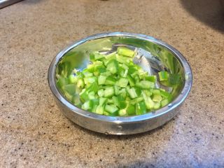 6、番茄茄丁肉酱拌面,蒜切蒜末,或者捣碎。青椒去籽,切丁。