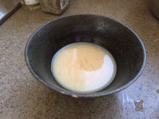 7、番茄茄丁肉酱拌面,一勺赤味噌,加水搅拌开。