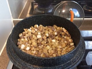 9、番茄茄丁肉酱拌面,加入茄子丁,炒软,把茄子丁和肉末拌炒均匀。