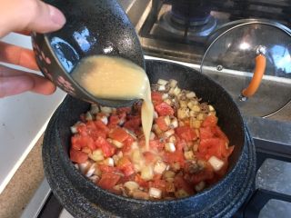 10、番茄茄丁肉酱拌面,加入蕃茄丁和汁水,拌炒均匀。再加入搅味噌水,搅拌均匀。