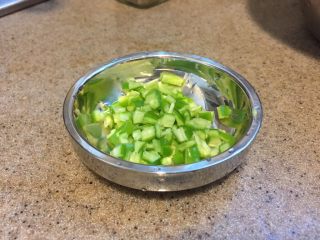 12、番茄茄丁肉酱拌面,关火,撒上青椒丁,拌匀。