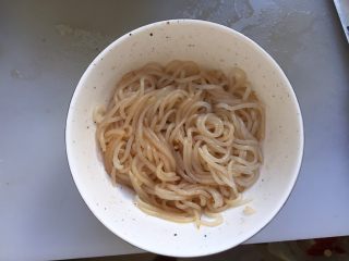 13、番茄茄丁肉酱拌面,煮好面,用凉水冲洗,然后沥干水分。放在碗底,加入酱油,陈醋,芝麻油,拌匀。