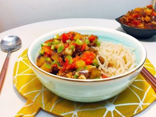 14、番茄茄丁肉酱拌面,在拌好的面上浇上番茄茄丁卤,拌匀开吃。