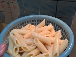 1、“假装米其林”牛排家庭套餐,通心粉煮熟变软，浸入冰水中五分钟，沥干备用