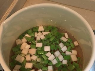 3、“假装米其林”牛排家庭套餐,将胡萝卜、鸡腿菇、荷兰豆、西兰花按顺序放入热开水中煮半熟，沥干。