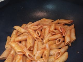 4、“假装米其林”牛排家庭套餐,锅烧热放入适量油，倒入通心粉，翻炒片刻后倒入番茄酱，加两勺水煮两分钟