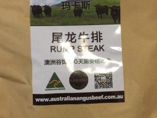 6、“假装米其林”牛排家庭套餐,煎牛排建议不太会烧饭的人直接先去买半成品牛排，倒入油烧热，小火慢慢煎就好了，最好不粘锅，翻一次就够了，不需要反复翻动。（忘了拍照）????????????