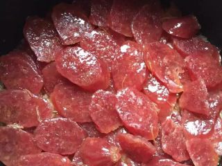 2、孤独的人总有时间研究美食,腊肠焖饭