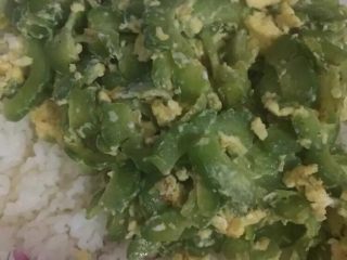 3、孤独的人总有时间研究美食,苦瓜炒蛋