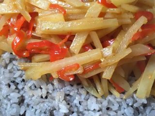 6、孤独的人总有时间研究美食,辣椒炒土豆，米饭加了黑芝麻