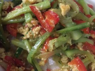 8、孤独的人总有时间研究美食,辣椒黄瓜炒蛋