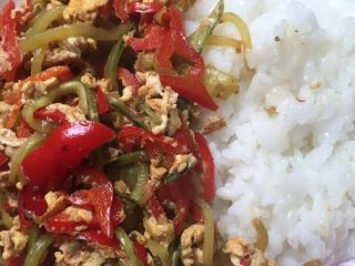 9、孤独的人总有时间研究美食,红辣椒黄瓜炒蛋