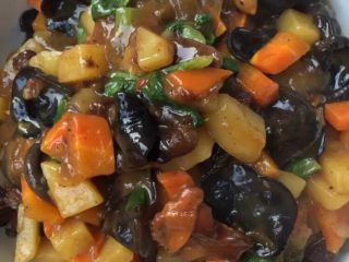 12、孤独的人总有时间研究美食,土豆胡萝卜炒木耳加粉条