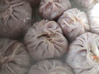 18、孤独的人总有时间研究美食,包子，用紫甘蓝和面，就成这颜色啦