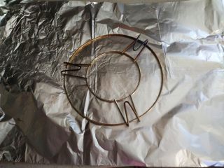 1、《健康美味的无烟烧烤 - 砂锅烤排骨》,把锡纸放在烤架下面，沿着烤架边缘向圈一个圆柱形，方便在砂锅里成形。（新砂锅不要洗，用拧干的湿毛巾擦干净，直接用于烧烤。）