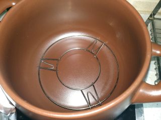 2、《健康美味的无烟烧烤 - 砂锅烤排骨》,把烤架放在砂锅里面（烤架如果高了，可以把烤架脚折弯）。