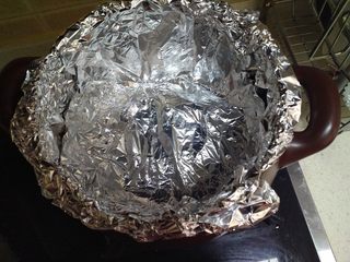 3、《健康美味的无烟烧烤 - 砂锅烤排骨》,把锡纸放在烤架上面，最好包两层，防止水份漏到砂锅里把砂锅弄脏。