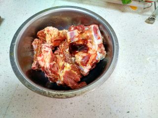 4、《健康美味的无烟烧烤 - 砂锅烤排骨》,把排骨洗净，放在小盆里加入调味料放入。（烧烤汁、生抽、蚝油）