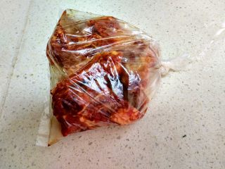 5、《健康美味的无烟烧烤 - 砂锅烤排骨》,把排骨和调料拦拌好，放在保鲜袋里。保鲜袋封好口（腌制12小时以上）