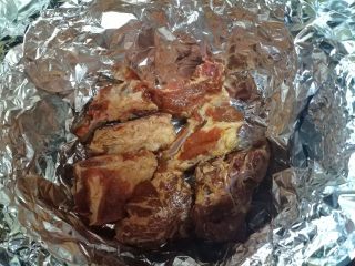 6、《健康美味的无烟烧烤 - 砂锅烤排骨》,把腌制好的排骨放在锡纸上。