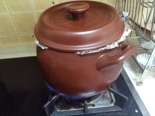 7、《健康美味的无烟烧烤 - 砂锅烤排骨》,盖上盖子，准备开始烤排骨。