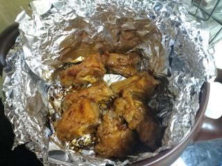 8、《健康美味的无烟烧烤 - 砂锅烤排骨》,开始大火40分钟，其中每20分钟左右把排骨翻个身