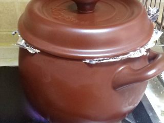 10、《健康美味的无烟烧烤 - 砂锅烤排骨》,把排骨翻身后，刷上烧烤酱和撒上白芝麻。然后盖上盖子继续烤。