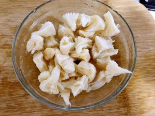 2、猴头菇煲鸡汤,把猴头菇撕成小朵。