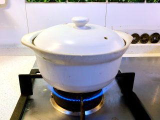 9、猴头菇煲鸡汤,大火煮开后慢炖2小时。