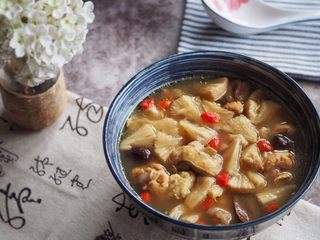 13、猴头菇煲鸡汤,一碗热腾腾的鸡汤就煮好了。