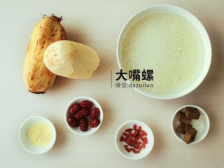 1、滋补红糖糯米藕丨大嘴螺,莲藕选择大块一点的,去皮洗净,糯米洗净,用水浸泡一个晚上,红糖选用的是上好的三只咸鱼原味红糖,味正且沙软易溶解