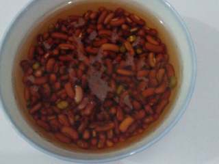 2、#糯米红豆饭#创建(6/元~2017),红小豆洗净、浸泡2小时