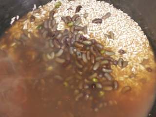 4、#糯米红豆饭#创建(6/元~2017),起锅加入糯米和红小豆