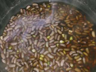 5、#糯米红豆饭#创建(6/元~2017),加1:1的水，在电饭锅中焖熟