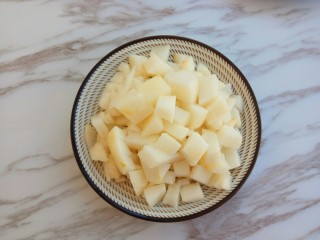 6、润肺止咳~秋梨膏,雪梨去皮,梨肉切小块