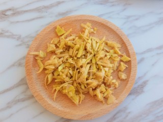 8、润肺止咳~秋梨膏,梨子皮切碎