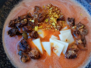 11、润肺止咳~秋梨膏,打好的红枣泥倒入锅中、罗汉果、雪梨皮、梨芯也放入锅中