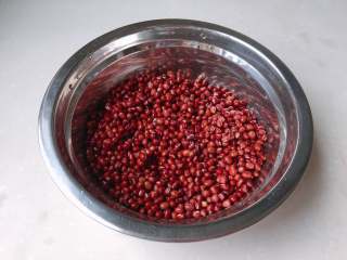 1、红豆椰香芋圆,红豆洗净，放冰箱冷冻1小时