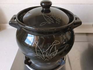 2、红豆椰香芋圆,锅中放入足量水，开大火