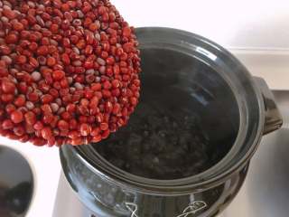 4、红豆椰香芋圆,水开后放入冷冻红豆，加盖大火煮开，转中小火煮至开花